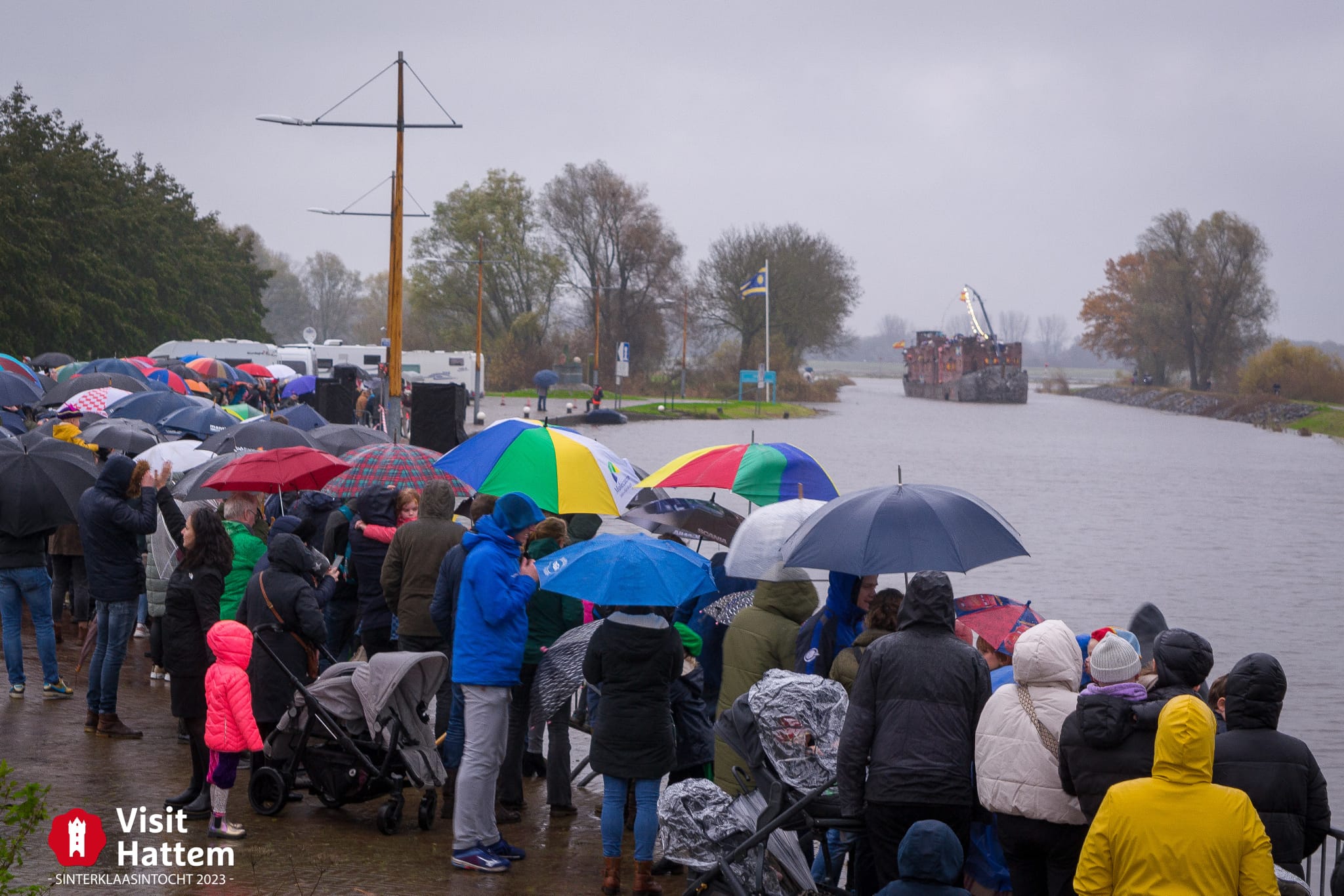 Intocht Sinterklaas Hattem 2023 Kasteelschip Museum Vlotburg Pakjesboot 15